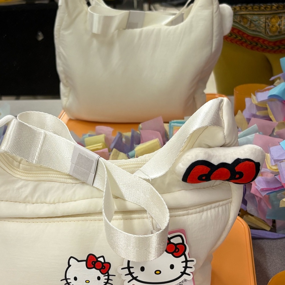 Hello Kitty Cream Puffer Quilt Bag with Red Bow Charm Pin - Picture 4 of 16